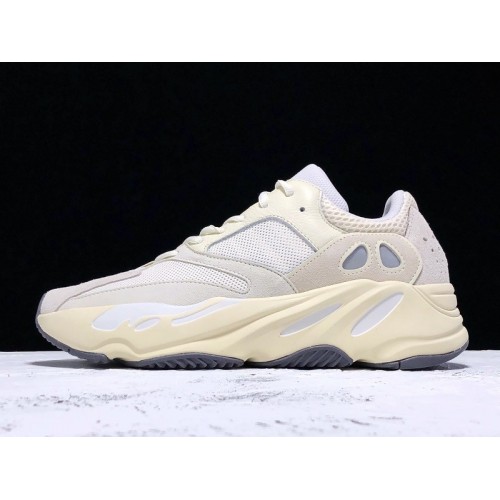 広告 yeezy 700 EG7596